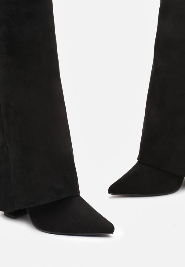 Renee - Czarne Kozaki na Słupku z Wywiniętą Cholewką i Klamerką Upaxa. Okazja: na co dzień. Nosek buta: szpiczasty. Kolor: czarny. Materiał: jeans. Szerokość cholewki: normalna. Obcas: na słupku. Styl: klasyczny, elegancki, casual