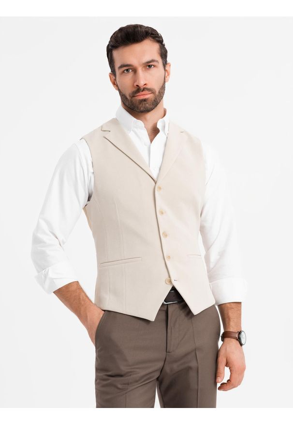 Ombre Clothing - Dopasowana elegancka męska kamizelka z elastanem i klapami – beżowa V2 OM-BLZV-0145 - XXL. Kolor: beżowy. Materiał: elastan. Wzór: gładki, jednolity. Styl: elegancki