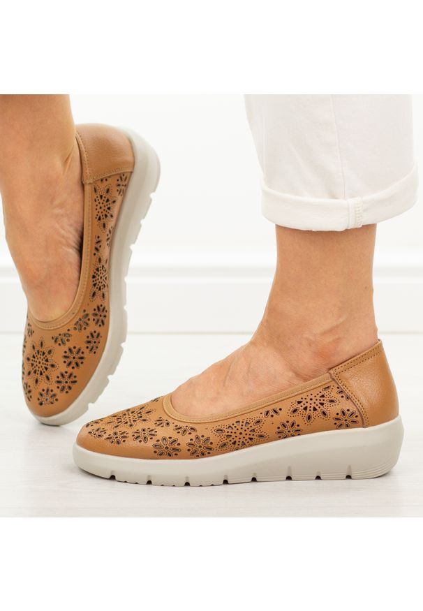 Camelowe skórzane baleriny damskie Filippo Dp7695/26. Okazja: na co dzień. Materiał: skóra. Sezon: wiosna, lato. Styl: casual