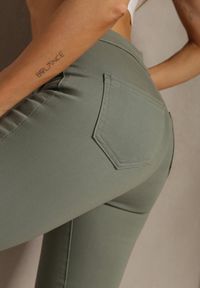 Renee - Zielone Bawełniane Spodnie Skinny Capria. Kolor: zielony. Materiał: bawełna #5