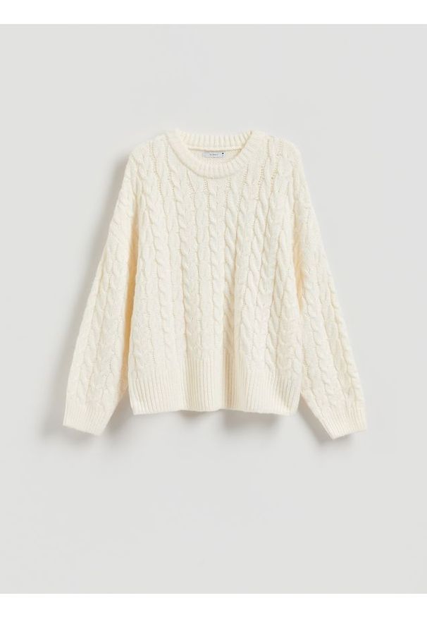 Reserved - Sweter z warkoczowym splotem - złamana biel. Materiał: dzianina. Wzór: ze splotem