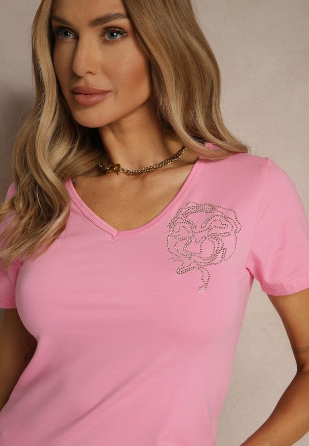 Renee - Różowy Bawełniany T-shirt Ozdobiony Cyrkoniami Ulivessa. Okazja: na co dzień. Typ kołnierza: dekolt w serek. Kolor: różowy. Materiał: bawełna. Wzór: aplikacja. Styl: elegancki, casual, klasyczny