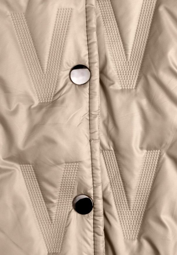 Born2be - Ciemnobeżowa Kurtka z Pikowanymi Przeszyciami Kapturem i Wiązanym Paskiem Erlexie. Okazja: na spacer, na co dzień, na spotkanie biznesowe, do pracy. Kolor: beżowy. Materiał: dzianina, jeans. Styl: casual, biznesowy, klasyczny