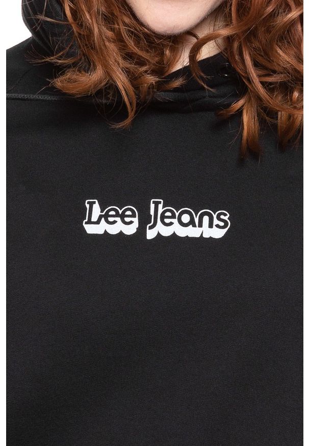 Lee - BLUZA LEE DAMSKA HOODIE BLACK L53WTX01 112112584. Okazja: na co dzień, na uczelnię. Typ kołnierza: kaptur. Materiał: denim, jeans, materiał, bawełna. Wzór: nadruk. Sezon: lato. Styl: casual, sportowy