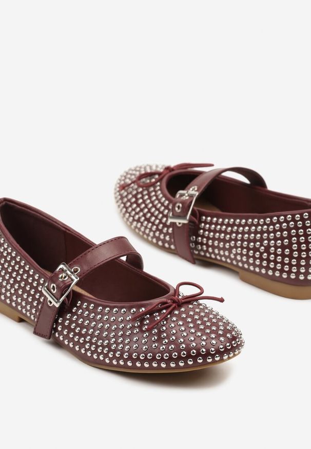 Born2be - Bordowe Balerinki Typu Mary Jane z Cyrkoniami i Kokardą Luriellea. Okazja: na co dzień. Zapięcie: pasek. Kolor: czerwony. Materiał: jeans. Wzór: aplikacja. Obcas: na obcasie. Styl: elegancki, casual. Wysokość obcasa: niski