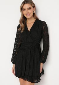 Born2be - Czarna Rozkloszowana Sukienka Mini z Plumeti o Kopertowym Kroju Tayeta. Kolor: czarny. Typ sukienki: kopertowe. Styl: elegancki, klasyczny. Długość: mini #1