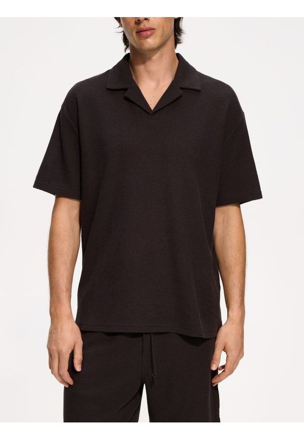 Reserved - Strukturalne polo comfort fit - ciemnobrązowy. Kolor: brązowy. Materiał: bawełna, dzianina
