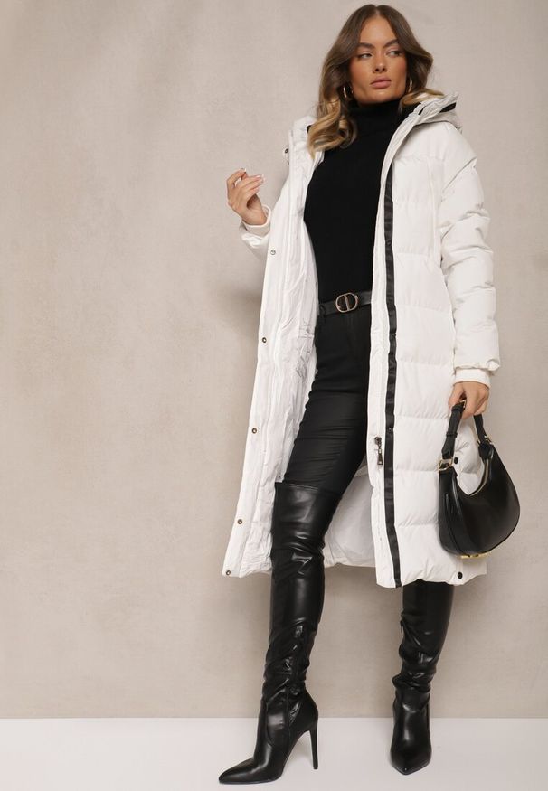 Renee - Biała Pikowana Kurtka o Długim Kroju z Kapturem i Ściągaczami Zapinana z Boku na Napy Siarielia. Okazja: na co dzień. Typ kołnierza: kaptur. Kolor: biały. Materiał: wełna, jeans. Długość: długie. Styl: casual, elegancki