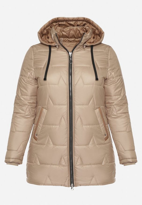Born2be - Ciemnobeżowa Pikowana Kurtka o Prostym Kroju z Kapturem Nileria. Okazja: do pracy, na co dzień, na spotkanie biznesowe. Typ kołnierza: kaptur. Kolekcja: plus size. Kolor: beżowy. Materiał: dzianina, jeans, poliester. Styl: casual, biznesowy
