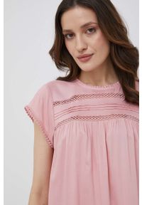 Vero Moda bluzka damska kolor różowy gładka. Kolor: różowy. Materiał: tkanina, włókno. Długość rękawa: krótki rękaw. Długość: krótkie. Wzór: gładki