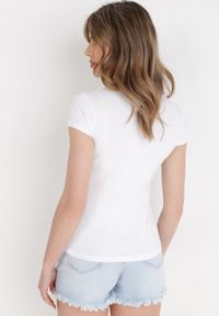 Born2be - Biały T-shirt Thalale. Kolor: biały. Materiał: jeans, materiał, bawełna. Długość rękawa: krótki rękaw. Długość: krótkie. Wzór: gładki, aplikacja #6