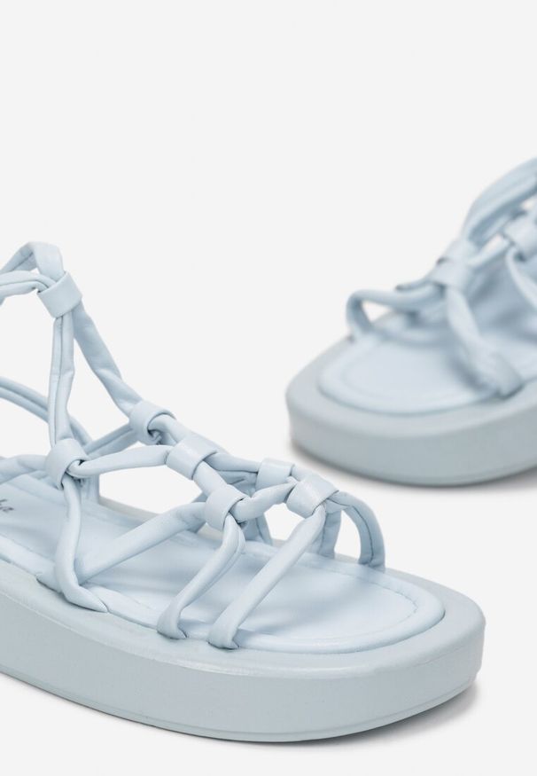 Born2be - Jasnoniebieskie Płaskie Sandały z Wiązaniem przy Kostce Ozlana. Kolor: niebieski