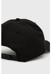 New Era czapka kolor czarny z aplikacją. Kolor: czarny. Materiał: włókno. Wzór: aplikacja #2