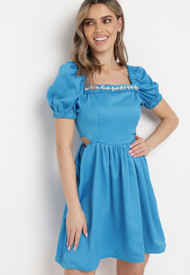 Born2be - Niebieska Sukienka Mini Rozkloszowana z Dekoltem Ozdobionym Cyrkoniami i Wycięciami po Bokach Delphira. Kolor: niebieski. Wzór: aplikacja. Typ sukienki: rozkloszowane. Długość: mini