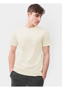 4f - T-shirt regular z nadrukiem męski. Kolor: beżowy. Materiał: bawełna. Wzór: nadruk