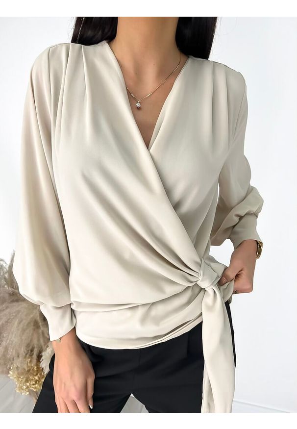 ModnaKiecka.pl - Beżowa Bluzka z Przekładanym Dekoltem 9299-71-A. Okazja: do pracy. Kolor: wielokolorowy, brązowy, beżowy. Materiał: poliester. Długość rękawa: długi rękaw. Długość: długie. Wzór: jednolity. Styl: klasyczny