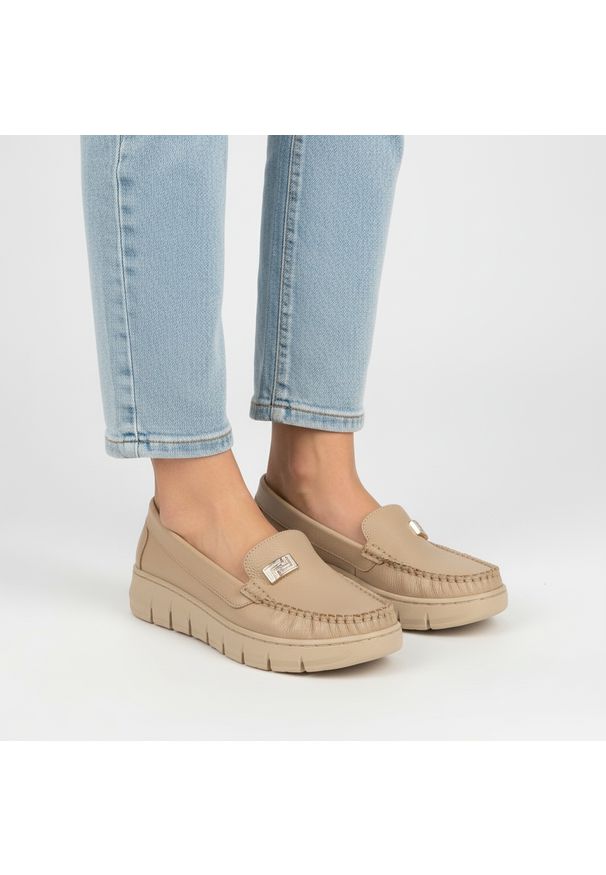 Mokasyny damskie Armodo, cholewka ze skóry naturalnej gładkiej klasyczna wsuwana konstrukcja z delikatnym przeszyciem, beżowe, 10167. Okazja: na co dzień. Kolor: beżowy. Materiał: skóra. Szerokość cholewki: normalna. Wzór: gładki. Styl: klasyczny