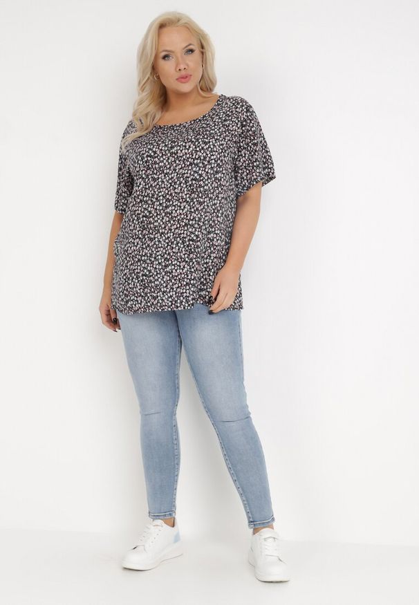 Born2be - Czarna Bluzka z Wiskozy Maerelaia. Kolekcja: plus size. Kolor: czarny. Materiał: wiskoza. Długość: krótkie. Wzór: kwiaty. Sezon: lato