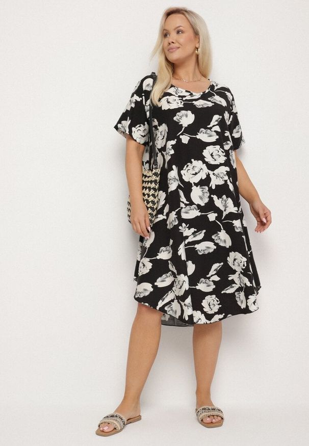 Born2be - Czarna Pudełkowa Wiskozowa Sukienka ze Wzorem Kwiatów Aranessa. Okazja: na co dzień. Kolor: czarny. Materiał: wiskoza. Wzór: kwiaty. Typ sukienki: proste. Styl: boho, elegancki, casual, klasyczny