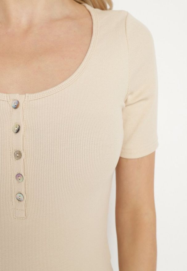 Born2be - Beżowy Prążkowany T-shirt z Bawełny Ozdobiony Guzikami Tasavia. Okazja: na co dzień. Kolor: beżowy. Materiał: prążkowany, bawełna. Wzór: aplikacja. Styl: klasyczny, casual