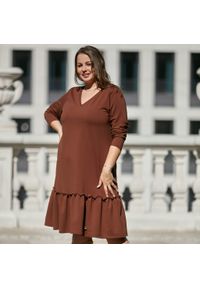 Moda Size Plus Iwanek - Brązowa sukienka Alicja z falbanką XXL OVERSIZE JESIEŃ. Kolor: brązowy. Materiał: skóra, materiał, bawełna, elastan, dresówka, dzianina, tkanina. Długość rękawa: długi rękaw. Wzór: aplikacja. Sezon: jesień. Typ sukienki: oversize #1