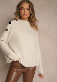 Renee - Jasnobeżowy Golf z Metalicznymi Guzikami na Ramieniu Ederlia. Okazja: na spotkanie biznesowe, do pracy. Typ kołnierza: golf. Kolor: beżowy. Materiał: skóra. Styl: elegancki, biznesowy
