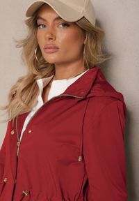 Renee - Bordowa Kurtka o Kroju Parki z Odpinanym Kapturem Zdobiona Zamkami Norloti. Okazja: na co dzień. Kolor: czerwony. Materiał: jeans, dzianina. Wzór: aplikacja. Styl: klasyczny, casual