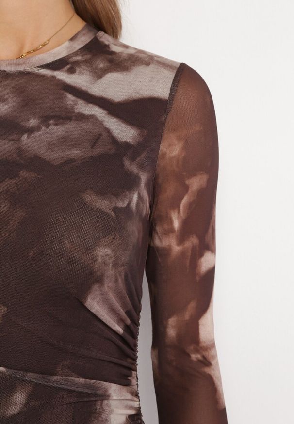 Born2be - Brązowa Siateczkowa Sukienka Maxi z Marszczeniem i Rozcięciem Valpuri. Kolor: brązowy. Materiał: tkanina. Wzór: aplikacja. Styl: elegancki. Długość: maxi