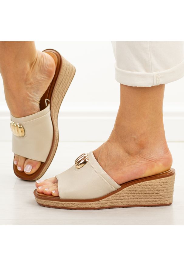 Beżowe klapki damskie na koturnie Sergio Leone Kl325. Okazja: na co dzień. Kolor: beżowy. Materiał: skóra. Wzór: aplikacja. Sezon: wiosna, lato. Obcas: na koturnie. Styl: elegancki, casual, wizytowy