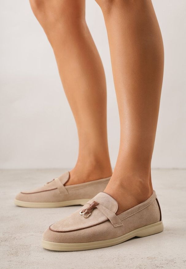 Born2be - Ciemnobeżowe Mokasyny z Imitacji Zamszu Zdobione Aplikacją z Zawieszkami Peleg. Okazja: do pracy, na spotkanie biznesowe. Kolor: beżowy. Materiał: zamsz. Wzór: aplikacja. Styl: biznesowy, elegancki