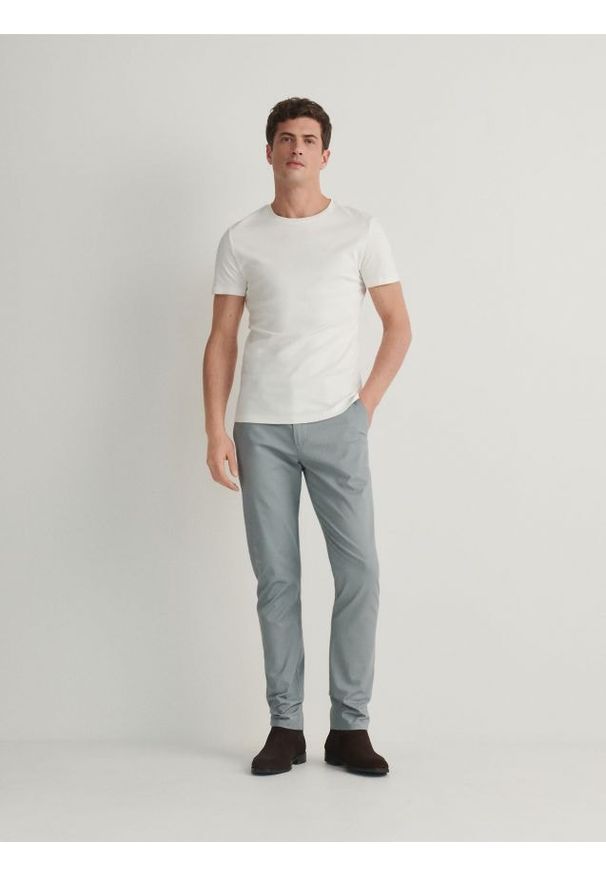 Reserved - T-shirt slim fit - złamana biel. Materiał: bawełna, dzianina
