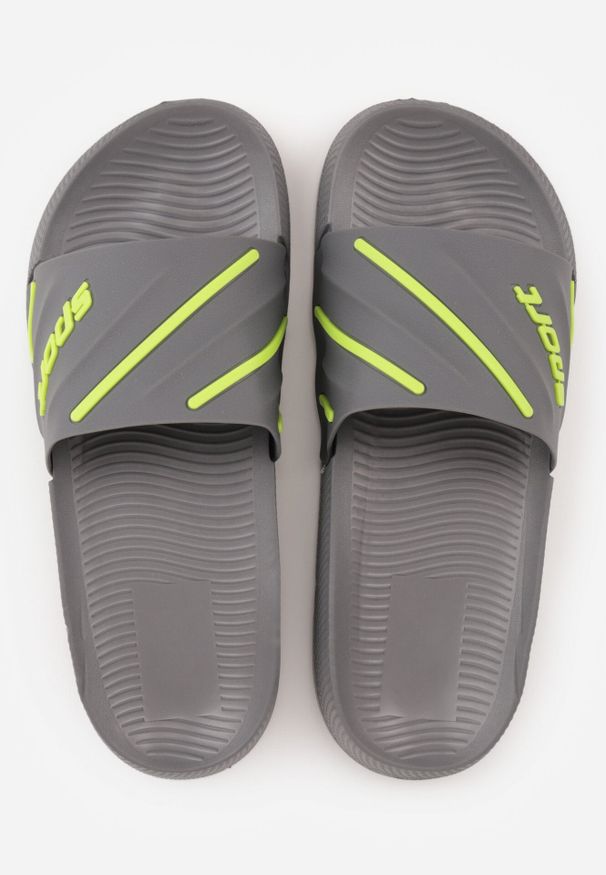 Born2be - Szare Klapki Basenowe na Grubej Podeszwie z Tłoczonymi Paskami i Napisem Menimisia. Okazja: na co dzień. Kolor: szary. Wzór: napisy. Sezon: lato. Styl: wakacyjny, casual, klasyczny, sportowy