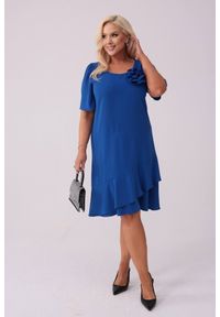 Moda Size Plus Iwanek - Elegancka szafirowa sukienka Evelyn na wesele PLUS SIZE XXL. Okazja: na wesele, na ślub cywilny. Typ kołnierza: kołnierz z falbankami. Kolekcja: plus size. Kolor: niebieski. Wzór: gładki, aplikacja, kwiaty. Typ sukienki: dla puszystych. Materiał: tkanina, elastan, poliester. Styl: elegancki. Długość: midi