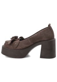Brązowe Półbuty Karino Eleganckie Obuwie Damskie Na Obcasie. Okazja: na co dzień. Kolor: brązowy. Materiał: welur. Szerokość cholewki: normalna. Wzór: aplikacja, kwiaty. Obcas: na obcasie. Styl: elegancki. Wysokość obcasa: średni #7