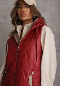 Renee - Czerwona Długa Kamizelka Pikowana z Nieodpinanym Kapturem Semaea. Kolor: czerwony. Materiał: prążkowany, jeans. Długość: długie. Styl: street #4