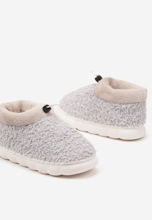 Renee - Szare Kapcie Vices z Futerkiem i Dodatkowym Ściągaczem Calavina. Okazja: na co dzień, do domu. Kolor: szary. Materiał: futro. Styl: elegancki, casual