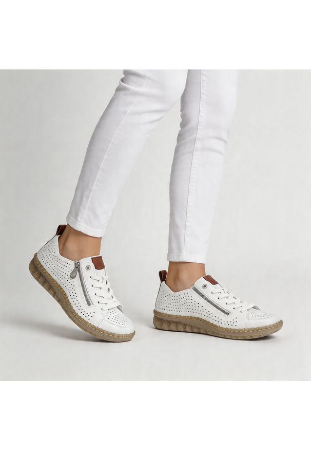 Półbuty damskie Rieker, cholewka ze skóry ekologicznej perforowana powierzchnia wiązany fason z bocznym zamkiem, białe, N2405-80. Okazja: na co dzień. Zapięcie: zamek. Kolor: biały. Materiał: skóra ekologiczna. Szerokość cholewki: normalna. Styl: sportowy, klasyczny, casual