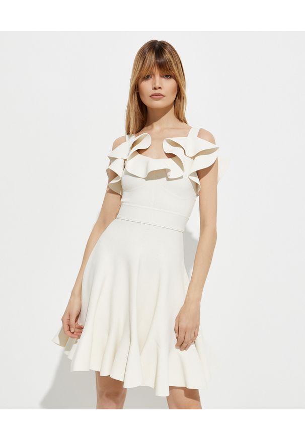 Alexander McQueen - ALEXANDER MCQUEEN - Biała sukienka z falbaną. Kolor: biały. Materiał: wiskoza. Długość rękawa: na ramiączkach. Długość: mini