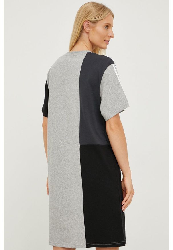 Adidas - adidas sukienka bawełniana kolor szary mini prosta. Okazja: na co dzień. Kolor: szary. Materiał: bawełna. Typ sukienki: proste. Styl: casual. Długość: mini
