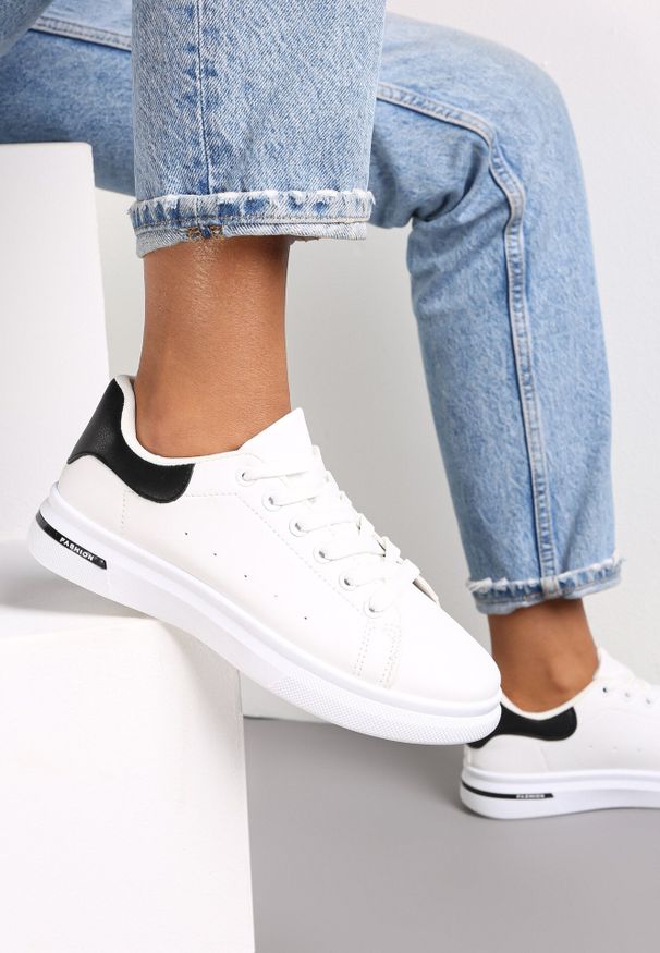 Born2be - Biało-Czarne Sneakersy Sznurowane na Płaskiej Podeszwie Azih. Kolor: biały. Obcas: na płaskiej podeszwie