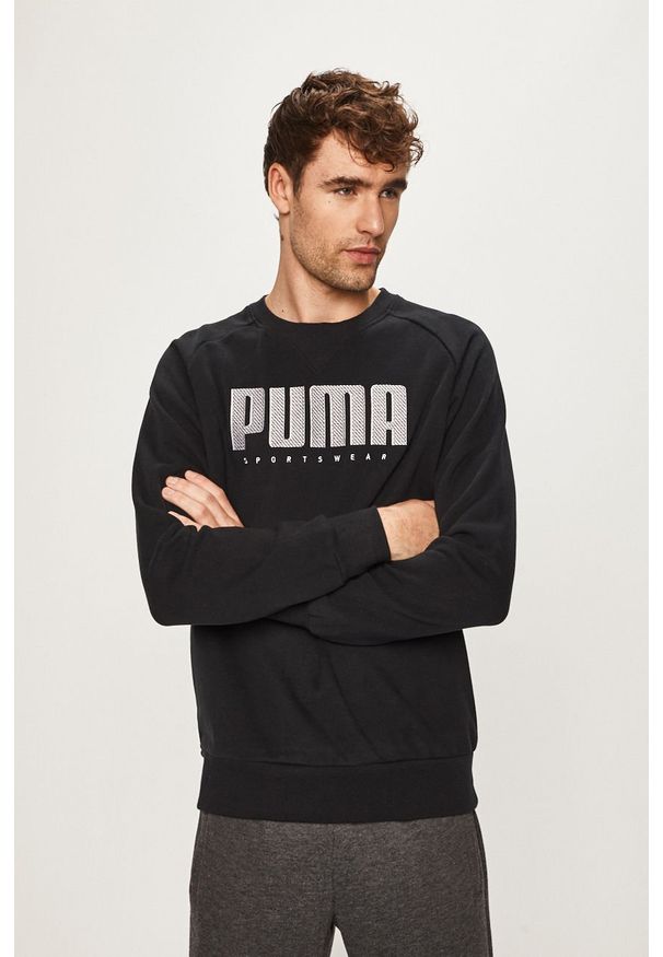 Puma - Bluza. Okazja: na co dzień. Typ kołnierza: bez kaptura. Kolor: czarny. Materiał: bawełna, materiał, dzianina, elastan, poliester. Długość rękawa: raglanowy rękaw. Wzór: aplikacja. Styl: casual