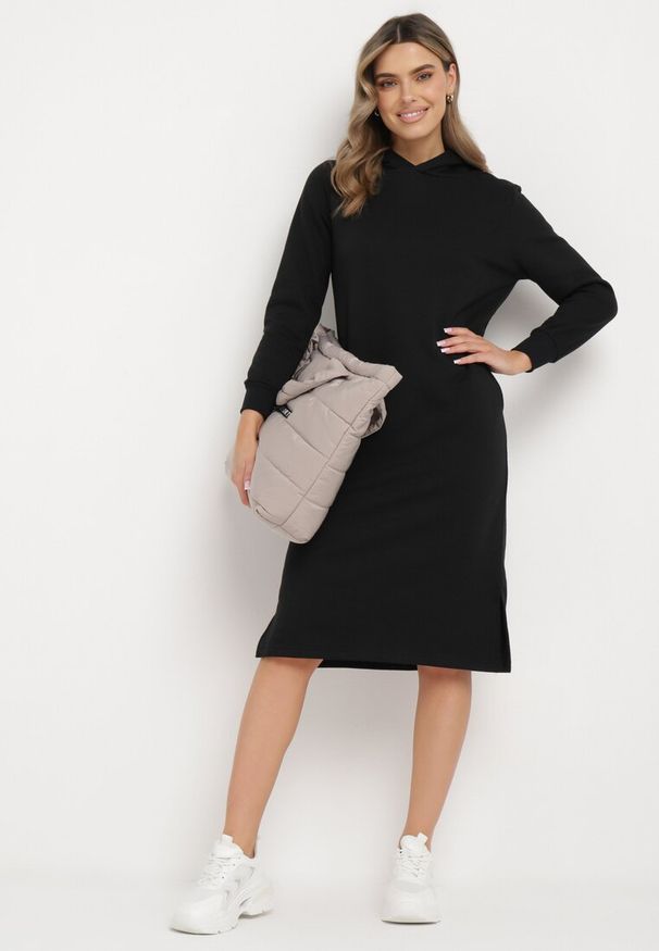 Born2be - Czarna Sukienka Dresowa Oversize z Kapturem Dongeis. Typ kołnierza: kaptur. Kolor: czarny. Wzór: jednolity. Typ sukienki: oversize. Materiał: dresówka. Długość rękawa: długi rękaw. Sezon: jesień, zima. Styl: sportowy. Długość: midi