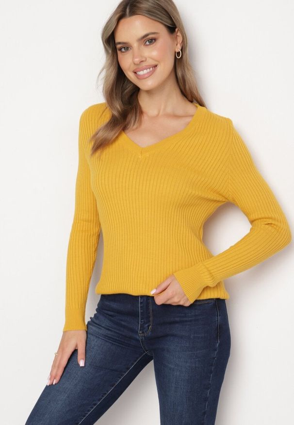 Born2be - Beżowy Sweter z Trójkątnym Dekoltem z Prążkowanej Dzianiny Derige. Okazja: na co dzień. Kolor: beżowy. Materiał: dzianina, prążkowany. Styl: casual