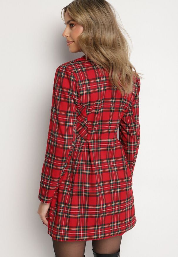 Born2be - Czerwona Marynarka w Kratę o Rozkloszowanym Kroju z Zapięciem na Guzik Delindrea. Okazja: do pracy, na spotkanie biznesowe. Kolor: czerwony. Wzór: gładki. Styl: klasyczny, biznesowy