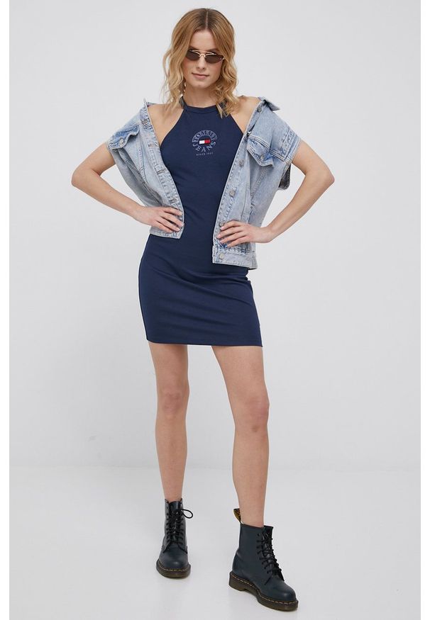 Tommy Jeans sukienka kolor granatowy mini dopasowana. Kolor: niebieski. Materiał: dzianina. Wzór: aplikacja. Typ sukienki: dopasowane. Długość: mini