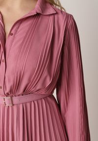 Born2be - Fuksjowa Sukienka Plisowana o Koszulowym Kroju z Paskiem z Klamrą Efronta. Okazja: na co dzień. Typ kołnierza: kołnierzyk klasyczny. Kolor: różowy. Materiał: jeans. Długość rękawa: długi rękaw. Wzór: aplikacja. Typ sukienki: koszulowe. Styl: casual, elegancki, klasyczny #3