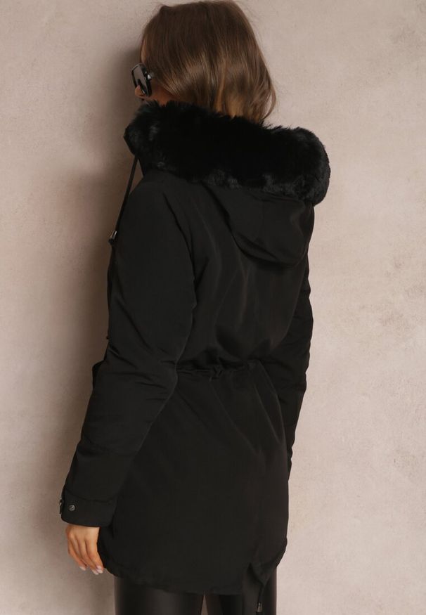 Renee - Czarna Kurtka Parka z Kapturem z Futerkiem Jossie. Okazja: na co dzień. Typ kołnierza: kaptur. Kolor: czarny. Materiał: futro. Sezon: zima. Styl: klasyczny, elegancki, casual