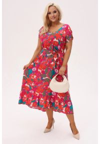 Moda Size Plus Iwanek - Asymetryczna sukienka Kiara MIDI z wiązaniem i falbanką - Sunset Tropic PLUS SIZE XXL OVERSIZE. Okazja: na co dzień. Typ kołnierza: dekolt kopertowy, dekolt w kształcie V. Kolekcja: plus size. Wzór: nadruk, kwiaty. Typ sukienki: oversize, dla puszystych, asymetryczne. Materiał: wiskoza, tkanina, skóra, materiał. Długość rękawa: krótki rękaw. Styl: casual, elegancki. Długość: midi