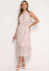 Born2be - Jasnoróżowa Koktajlowa Sukienka z Dekoltem Typu Halter z Broszką w Kształcie Kwiatu Vikiida. Typ kołnierza: dekolt halter. Kolor: różowy. Długość rękawa: bez rękawów. Wzór: kwiaty. Styl: wizytowy #1