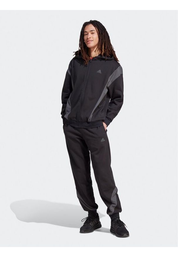 Adidas - adidas Dres Sportswear Fleece IJ6066 Czarny Regular Fit. Kolor: czarny. Materiał: dresówka, syntetyk